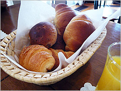 朝食は和食も選べたのですが、二人ともパンで。