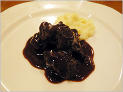 メインの肉料理は牛ホホ肉の赤ワイン煮でした
