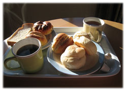 B&B形式なので、朝は暖かいパンとコーヒー、紅茶が頂けます。