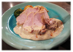 やわらかいお肉とホワイトソースのメインディッシュ