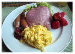 食は量が充分で暖かいものはしっかり暖かいものでした
