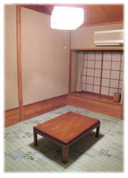 玄関横には和室も。布団を敷けばこちらでも眠られます。