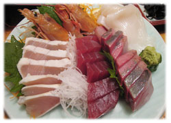 刺身も結構な量で、鶏肉のタタキも添えられていました。