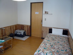 部屋にはペットシーツ置き場が。まずクレートごとくーをそこへ。