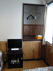 液晶テレビの映りはとてもよいものでした。クロゼットも十分な広さ。
